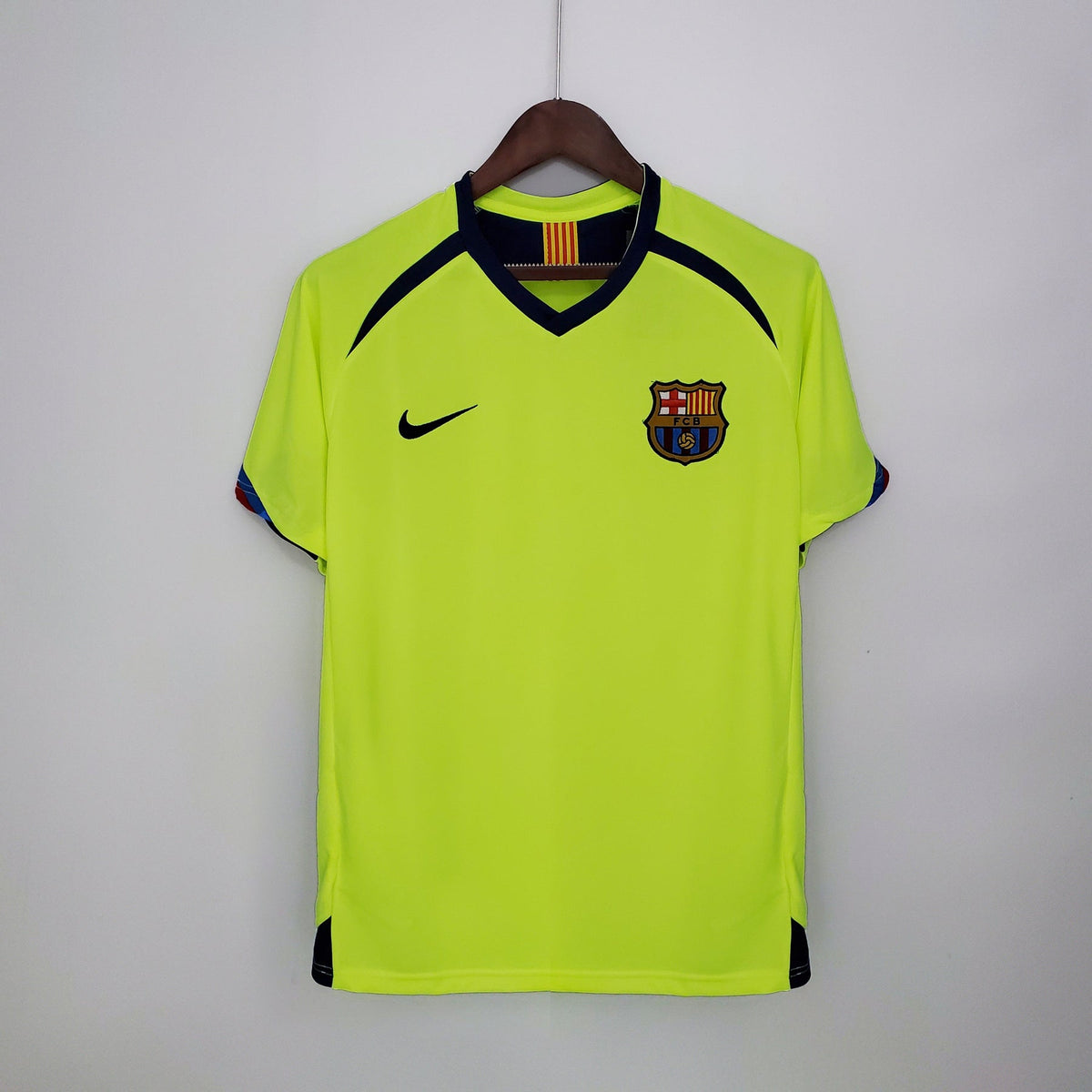 2005/2006 Barcelona Away Retro Football Shirt image 1